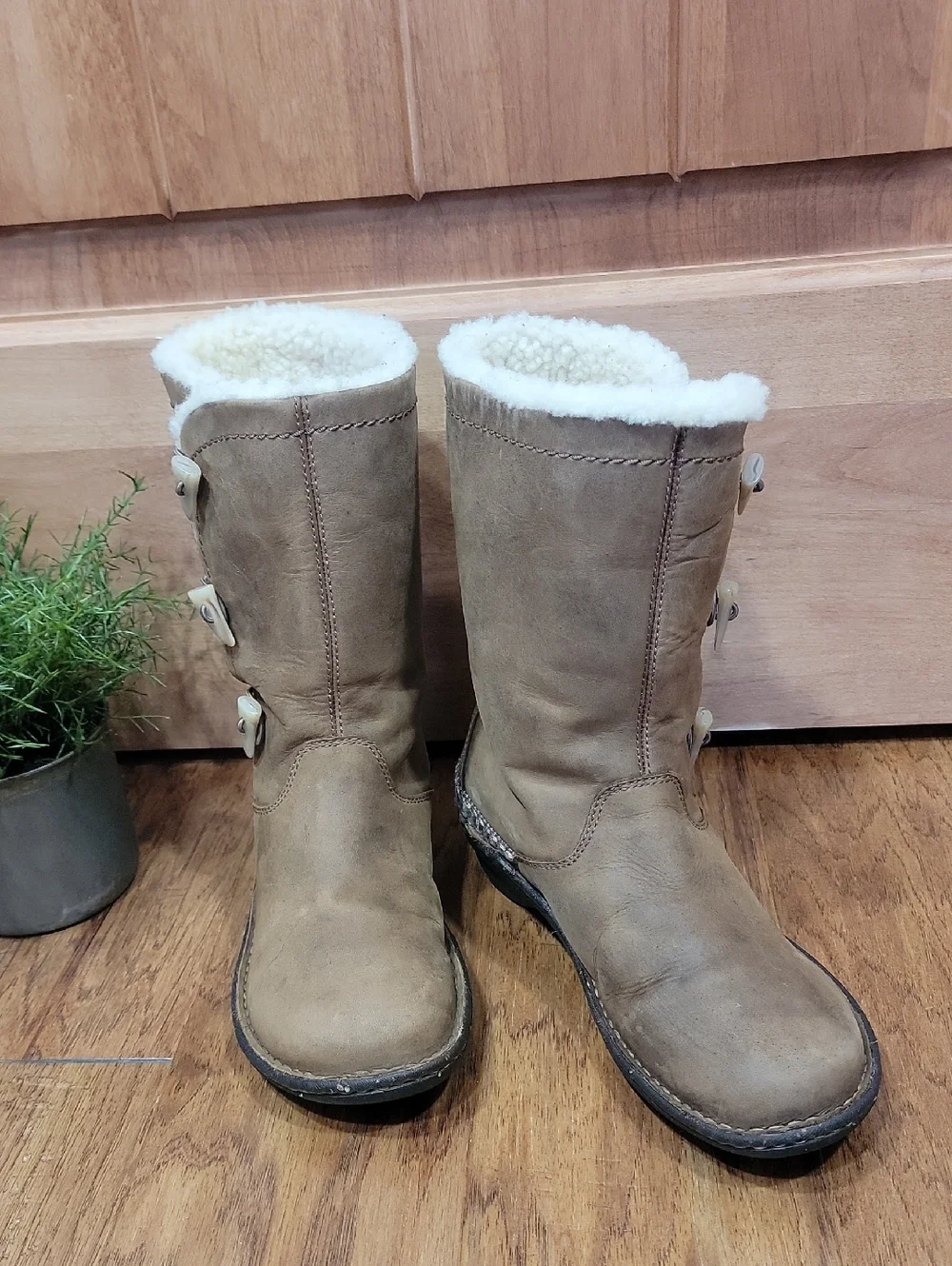 UGG Brown Kona Mid-Calf Boots with Sheeps Fleece Liner 9 - Picture 3 of 12